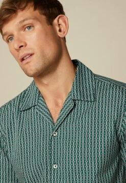 Next GEO PRINTED SHORT SLEEVE STANDARD - Hemd - Green White -Next 11d966a0d71f4a87ae27e95d124e4bbe