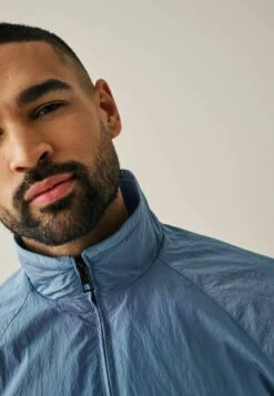 Next TEXTURED SHOWER RESISTANT FUNNEL NECK STANDARD - Übergangsjacke - Blue -Next 337e369b482d4436939a93d9ad71ce23