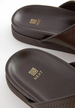 Next EMBOSSED CROSS STRAP STANDARD - Pantolette Flach - Brown -Next 88e37adc5395442d9eb09fd4e5908245