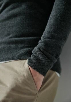 Next SOFT TOUCH V-NECK - Strickpullover - Dark Grey -Next c681eea59d254cc2831ecfadbbfe9ad8