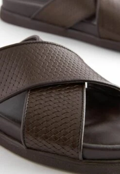 Next EMBOSSED CROSS STRAP STANDARD - Pantolette Flach - Brown -Next e3de3ec6cb284e39afe85271634dcc2f