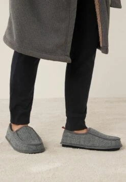 Next CHECK APRON - Slipper - Grey -Next f22e364174214ecf85acb702ee0a96f5 1