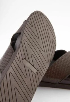 Next EMBOSSED CROSS STRAP STANDARD - Pantolette Flach - Brown -Next ff5ad11065614512bb7e7d2d81f49339